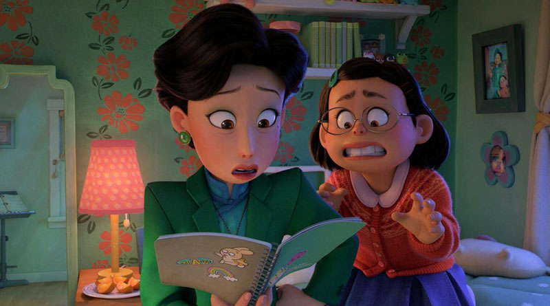 Mei (voiced by Rosalie Chiang) and her mom (Sandra Oh) in "Turning Red" (2022)