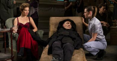 (L-R) Lea Seydoux, Viggo Mortensen and Kristen Stewart in "Crimes of the Future" (2022)