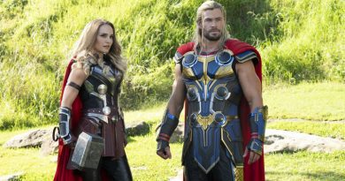 Thor (Chris Hemsworth) and Jane Foster/Mighty Thor (Natalie Portman) in "Thor: Love and Thunder" (2022)