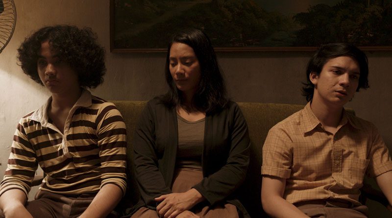 (L-R) Bondi (Nasar Anuz), Rini (Tara Basro) and Toni (Endy Arfian) in "Pengabdi Setan 2: Communion" (2022)