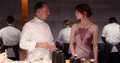 Ralph Fiennes and Anya Taylor-Joy in "The Menu" (2022)