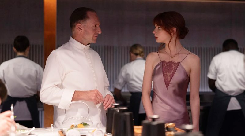 Ralph Fiennes and Anya Taylor-Joy in "The Menu" (2022)