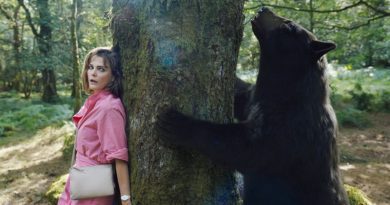 Keri Russell and the titular bear in "Cocaine Bear" (2023)