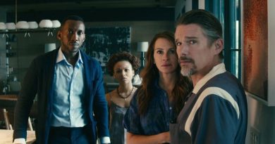 (L-R) Mahershala Ali, Myha'la, Julia Roberts and Ethan Hawke in Netflix's "Leave the World Behind" (2023)