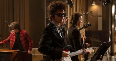 Timothée Chalamet (centre) in "A Complete Unknown" (2024)